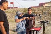 Pengusaha muda Purwakarta, Eef Supriadi, mengikuti latihan menembak di lapangan tembak Polres Purwakarta dengan pendampingan pelatih, Senin (16/3/2026).