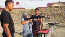 Pengusaha muda Purwakarta, Eef Supriadi, mengikuti latihan menembak di lapangan tembak Polres Purwakarta dengan pendampingan pelatih, Senin (16/3/2026).