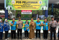 Petugas kesehatan bersiaga di Posko Pelayanan Terminal Ronggosukowati Pamekasan untuk melayani pemudik selama arus mudik Lebaran 2026.