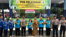Petugas kesehatan bersiaga di Posko Pelayanan Terminal Ronggosukowati Pamekasan untuk melayani pemudik selama arus mudik Lebaran 2026.