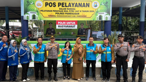 Petugas kesehatan bersiaga di Posko Pelayanan Terminal Ronggosukowati Pamekasan untuk melayani pemudik selama arus mudik Lebaran 2026.