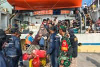 Kapal KM Sabuk Nusantara 92 bersandar di Pelabuhan Masalembu saat melayani arus mudik Lebaran dengan pengamanan dari petugas gabungan.