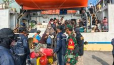 Kapal KM Sabuk Nusantara 92 bersandar di Pelabuhan Masalembu saat melayani arus mudik Lebaran dengan pengamanan dari petugas gabungan.