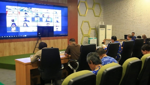 Wali Kota Probolinggo Aminuddin memimpin rapat koordinasi tim terpadu penanggulangan konflik sosial di Command Center Kantor Wali Kota, Selasa (17/3/2026).