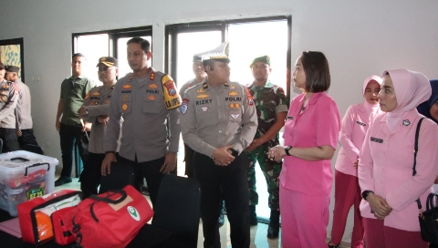 Kapolres Sumenep AKBP Anang Hardiyanto meninjau Pos Pelayanan dan Pos Pengamanan untuk memastikan kesiapan personel dan pelayanan kepada masyarakat.