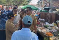 TPID Kabupaten Sumenep bersama OPD terkait melakukan pemantauan harga dan ketersediaan bahan pokok di Pasar Anom menjelang Idulfitri 1447 H.