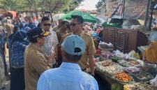 TPID Kabupaten Sumenep bersama OPD terkait melakukan pemantauan harga dan ketersediaan bahan pokok di Pasar Anom menjelang Idulfitri 1447 H.