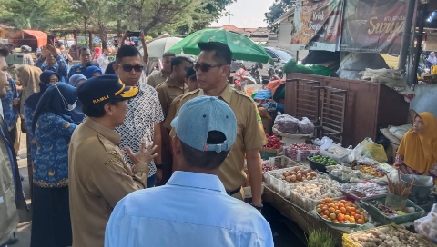 TPID Kabupaten Sumenep bersama OPD terkait melakukan pemantauan harga dan ketersediaan bahan pokok di Pasar Anom menjelang Idulfitri 1447 H.