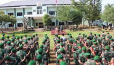 Pgs Dandim 0827/Sumenep Letkol Inf Citra Persada memimpin apel pemberangkatan cuti Lebaran dan menyerahkan bingkisan kepada perwakilan prajurit.