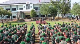 Pgs Dandim 0827/Sumenep Letkol Inf Citra Persada memimpin apel pemberangkatan cuti Lebaran dan menyerahkan bingkisan kepada perwakilan prajurit.