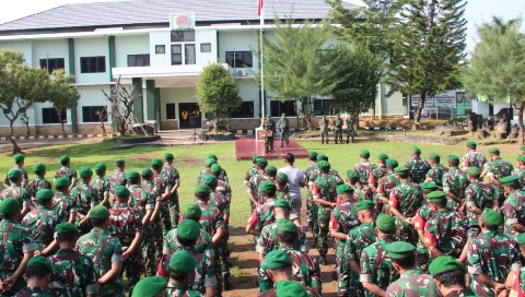 Pgs Dandim 0827/Sumenep Letkol Inf Citra Persada memimpin apel pemberangkatan cuti Lebaran dan menyerahkan bingkisan kepada perwakilan prajurit.