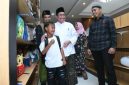 Wakil Bupati Sumenep Imam Hasyim mendampingi anak yatim saat berbelanja baju Lebaran dalam kegiatan Ramadan Berbagi yang digelar Komunitas Jurnalis Sumenep.