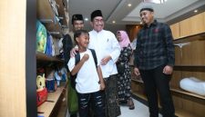 Wakil Bupati Sumenep Imam Hasyim mendampingi anak yatim saat berbelanja baju Lebaran dalam kegiatan Ramadan Berbagi yang digelar Komunitas Jurnalis Sumenep.