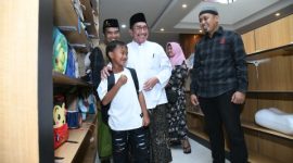 Wakil Bupati Sumenep Imam Hasyim mendampingi anak yatim saat berbelanja baju Lebaran dalam kegiatan Ramadan Berbagi yang digelar Komunitas Jurnalis Sumenep.
