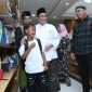 Wakil Bupati Sumenep Imam Hasyim mendampingi anak yatim saat berbelanja baju Lebaran dalam kegiatan Ramadan Berbagi yang digelar Komunitas Jurnalis Sumenep.