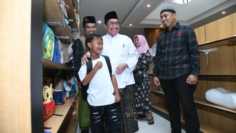 Wakil Bupati Sumenep Imam Hasyim mendampingi anak yatim saat berbelanja baju Lebaran dalam kegiatan Ramadan Berbagi yang digelar Komunitas Jurnalis Sumenep.