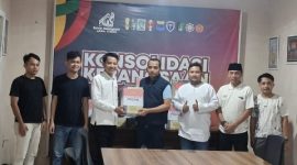 Penyaluran bantuan sembako oleh Rumah Kebangsaan Jawa Timur dan Polda Jawa Timur kepada mahasiswa menjelang Idulfitri 1447 H.