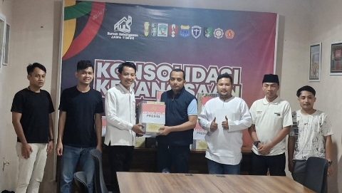 Penyaluran bantuan sembako oleh Rumah Kebangsaan Jawa Timur dan Polda Jawa Timur kepada mahasiswa menjelang Idulfitri 1447 H.
