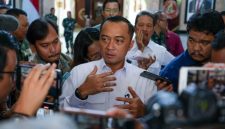 Menteri Sekretaris Negara Prasetyo Hadi menyampaikan keterangan terkait imbauan perayaan Idulfitri sederhana di Jakarta.