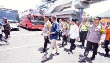 Kapolda Jawa Timur Nanang Avianto meninjau langsung arus kendaraan di penyeberangan Ketapang–Gilimanuk menjelang penutupan layanan Nyepi.