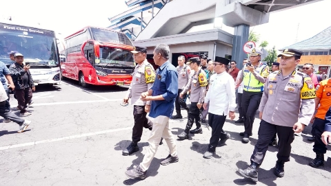 Kapolda Jawa Timur Nanang Avianto meninjau langsung arus kendaraan di penyeberangan Ketapang–Gilimanuk menjelang penutupan layanan Nyepi.
