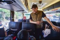 Bupati Pasuruan Rusdi Sutejo menyapa dan melepas ratusan pemudik yang diberangkatkan menggunakan bus dalam program mudik bersama.