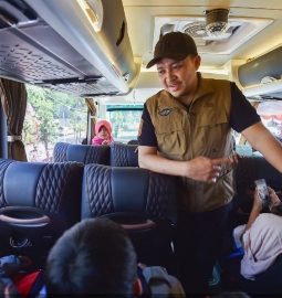 Bupati Pasuruan Berangkatkan Ratusan Pemudik dengan 7 Bus