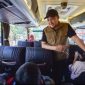 Bupati Pasuruan Rusdi Sutejo menyapa dan melepas ratusan pemudik yang diberangkatkan menggunakan bus dalam program mudik bersama.