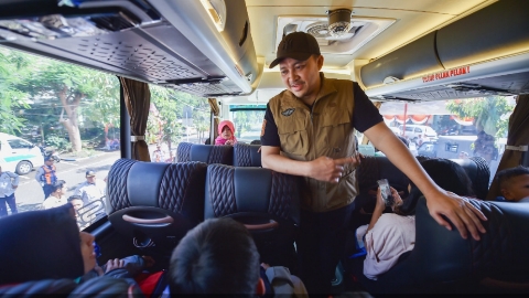 Bupati Pasuruan Rusdi Sutejo menyapa dan melepas ratusan pemudik yang diberangkatkan menggunakan bus dalam program mudik bersama.
