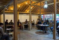 Suasana diskusi kesenian yang digelar Lesbumi NU Sumenep di Blank On Cafe dengan menghadirkan narasumber dari Lesbumi Jawa Barat.