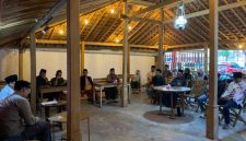 Suasana diskusi kesenian yang digelar Lesbumi NU Sumenep di Blank On Cafe dengan menghadirkan narasumber dari Lesbumi Jawa Barat.