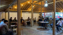 Suasana diskusi kesenian yang digelar Lesbumi NU Sumenep di Blank On Cafe dengan menghadirkan narasumber dari Lesbumi Jawa Barat.