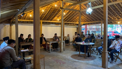 Suasana diskusi kesenian yang digelar Lesbumi NU Sumenep di Blank On Cafe dengan menghadirkan narasumber dari Lesbumi Jawa Barat.