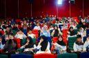 Bupati Banyuwangi Ipuk Fiestiandani bersama anak yatim saat mengikuti kegiatan nonton bareng film Na Willa di bioskop.