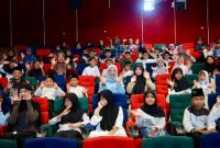 Bupati Banyuwangi Ipuk Fiestiandani bersama anak yatim saat mengikuti kegiatan nonton bareng film Na Willa di bioskop.
