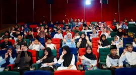 Bupati Banyuwangi Ipuk Fiestiandani bersama anak yatim saat mengikuti kegiatan nonton bareng film Na Willa di bioskop.