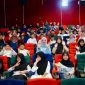 Bupati Banyuwangi Ipuk Fiestiandani bersama anak yatim saat mengikuti kegiatan nonton bareng film Na Willa di bioskop.