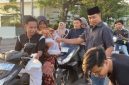 Mahasiswa Dear Jatim Korda Sumenep membagikan takjil gratis kepada pengguna jalan di kawasan Jalan Joko Tole, Lingkar Barat, Sumenep, Kamis (19/03/2026).