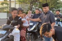 Mahasiswa Dear Jatim Korda Sumenep membagikan takjil gratis kepada pengguna jalan di kawasan Jalan Joko Tole, Lingkar Barat, Sumenep, Kamis (19/03/2026).