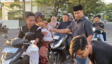 Mahasiswa Dear Jatim Korda Sumenep membagikan takjil gratis kepada pengguna jalan di kawasan Jalan Joko Tole, Lingkar Barat, Sumenep, Kamis (19/03/2026).