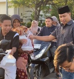 Dear Jatim Korda Sumenep Bagikan Ratusan Takjil Gratis di Jalan Lingkar Barat