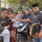 Mahasiswa Dear Jatim Korda Sumenep membagikan takjil gratis kepada pengguna jalan di kawasan Jalan Joko Tole, Lingkar Barat, Sumenep, Kamis (19/03/2026).