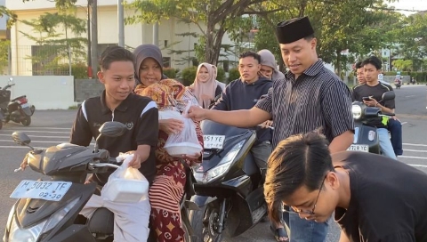 Mahasiswa Dear Jatim Korda Sumenep membagikan takjil gratis kepada pengguna jalan di kawasan Jalan Joko Tole, Lingkar Barat, Sumenep, Kamis (19/03/2026).