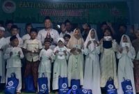 Aktivis Dear Jatim menyerahkan bantuan kepada anak-anak yatim di Panti Asuhan Amanah 1, Sumenep, Kamis (19/3/2026).