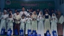 Aktivis Dear Jatim menyerahkan bantuan kepada anak-anak yatim di Panti Asuhan Amanah 1, Sumenep, Kamis (19/3/2026).