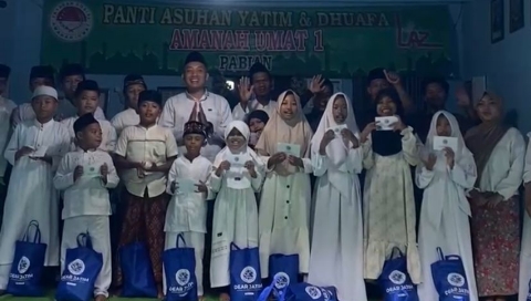 Aktivis Dear Jatim menyerahkan bantuan kepada anak-anak yatim di Panti Asuhan Amanah 1, Sumenep, Kamis (19/3/2026).