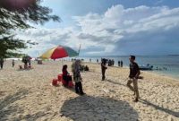 Aktivitas warga di kawasan Pantai Salam, Pulau Saebus, Kecamatan Sapeken, menjelang pembukaan pasca Lebaran.
