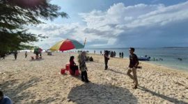 Aktivitas warga di kawasan Pantai Salam, Pulau Saebus, Kecamatan Sapeken, menjelang pembukaan pasca Lebaran.