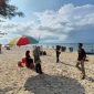 Aktivitas warga di kawasan Pantai Salam, Pulau Saebus, Kecamatan Sapeken, menjelang pembukaan pasca Lebaran.