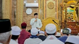 Puluhan ribu umat Islam memadati Masjid Agung Bangil dan kawasan Alun-Alun Bangil saat pelaksanaan Sholat Idul Fitri 1447 Hijriah, Sabtu (20/3/2026) pagi.